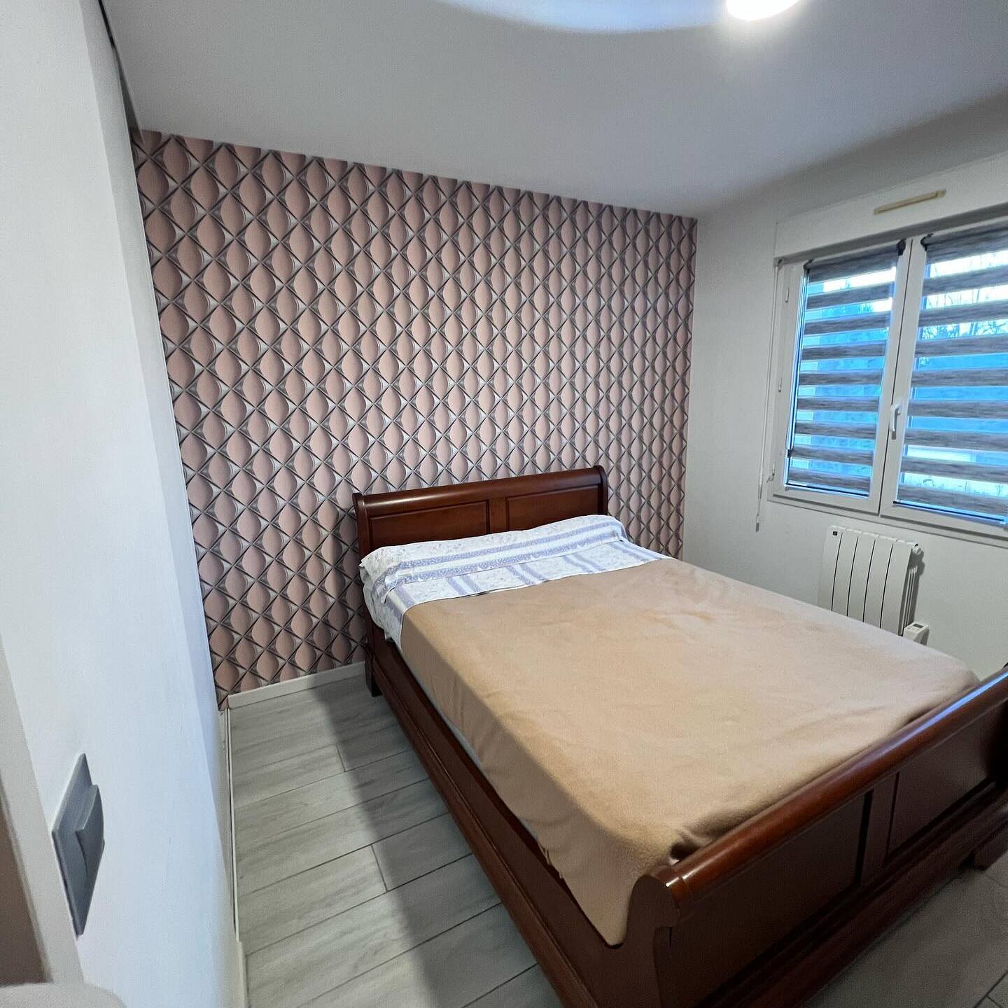 Décoration Salon Moderne : Canapé Blanc et Cuivre Géométrique Salon moderne et lumineux avec canapé blanc texturé, table d'appoint géométrique en cuivre, suspension filaire et vase avec branches sèches.