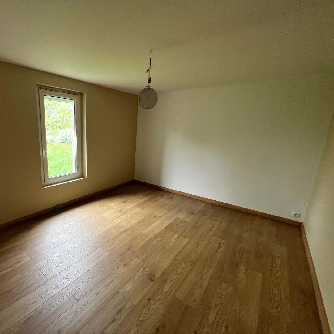 Décoration Salon Moderne : Canapé Blanc et Cuivre Géométrique Salon moderne et lumineux avec canapé blanc texturé, table d'appoint géométrique en cuivre, suspension filaire et vase avec branches sèches.