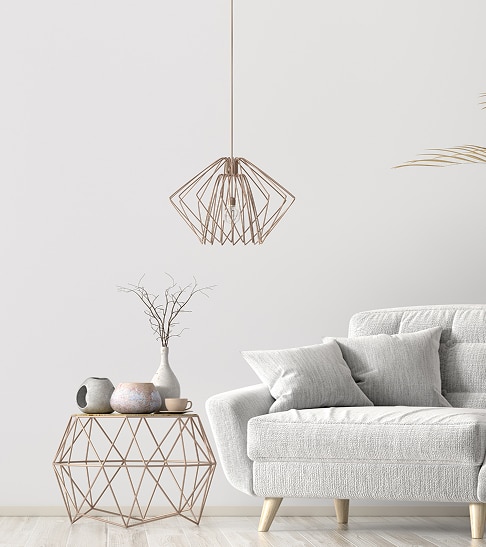 Décoration Salon Moderne : Canapé Blanc et Cuivre Géométrique Salon moderne et lumineux avec canapé blanc texturé, table d'appoint géométrique en cuivre, suspension filaire et vase avec branches sèches.